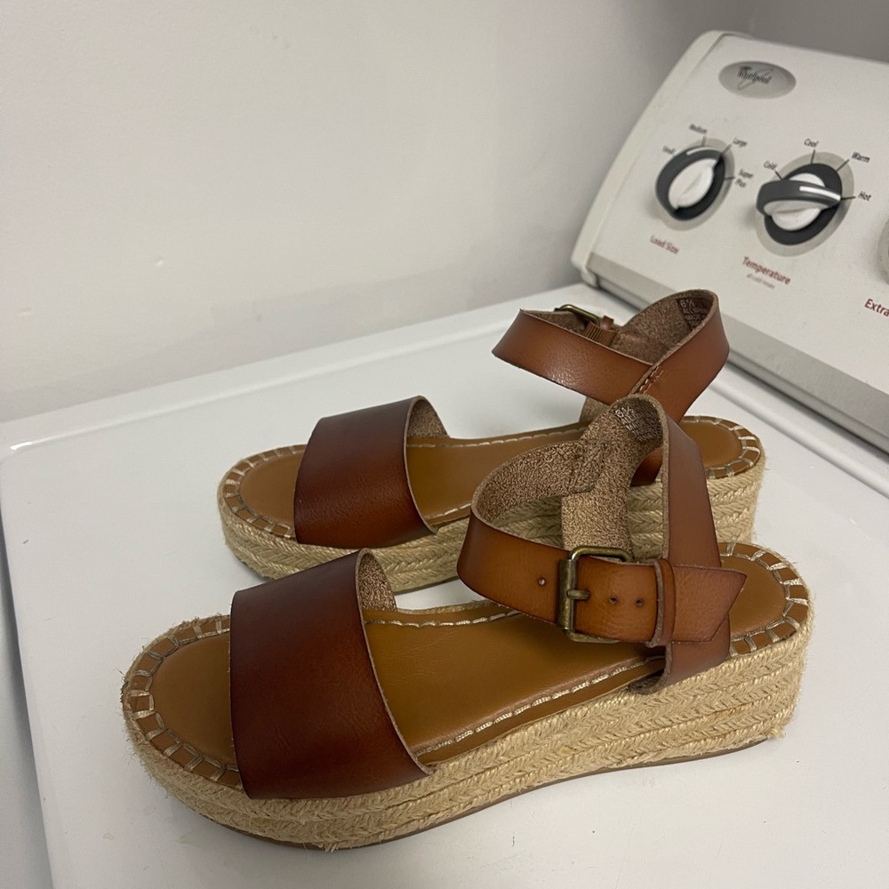 Universal thread sandals